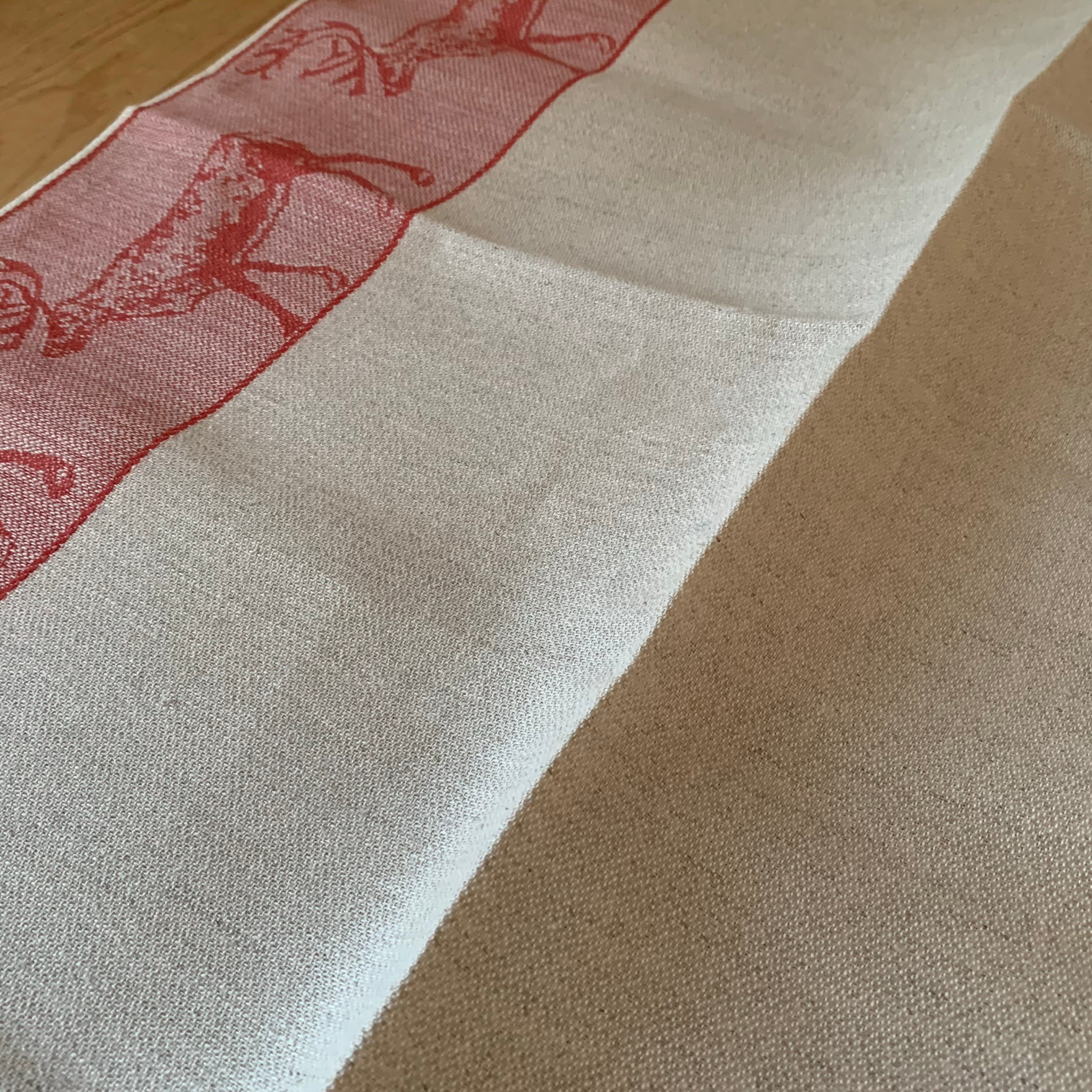 Från vår present och hemslöjdsavdelning Handduk i lin och bomull med linfärg i mitten och bårder i rött eller svart med invävda motiv av ren. Längd 70 cm. Bredd 47 cm. här i rött.