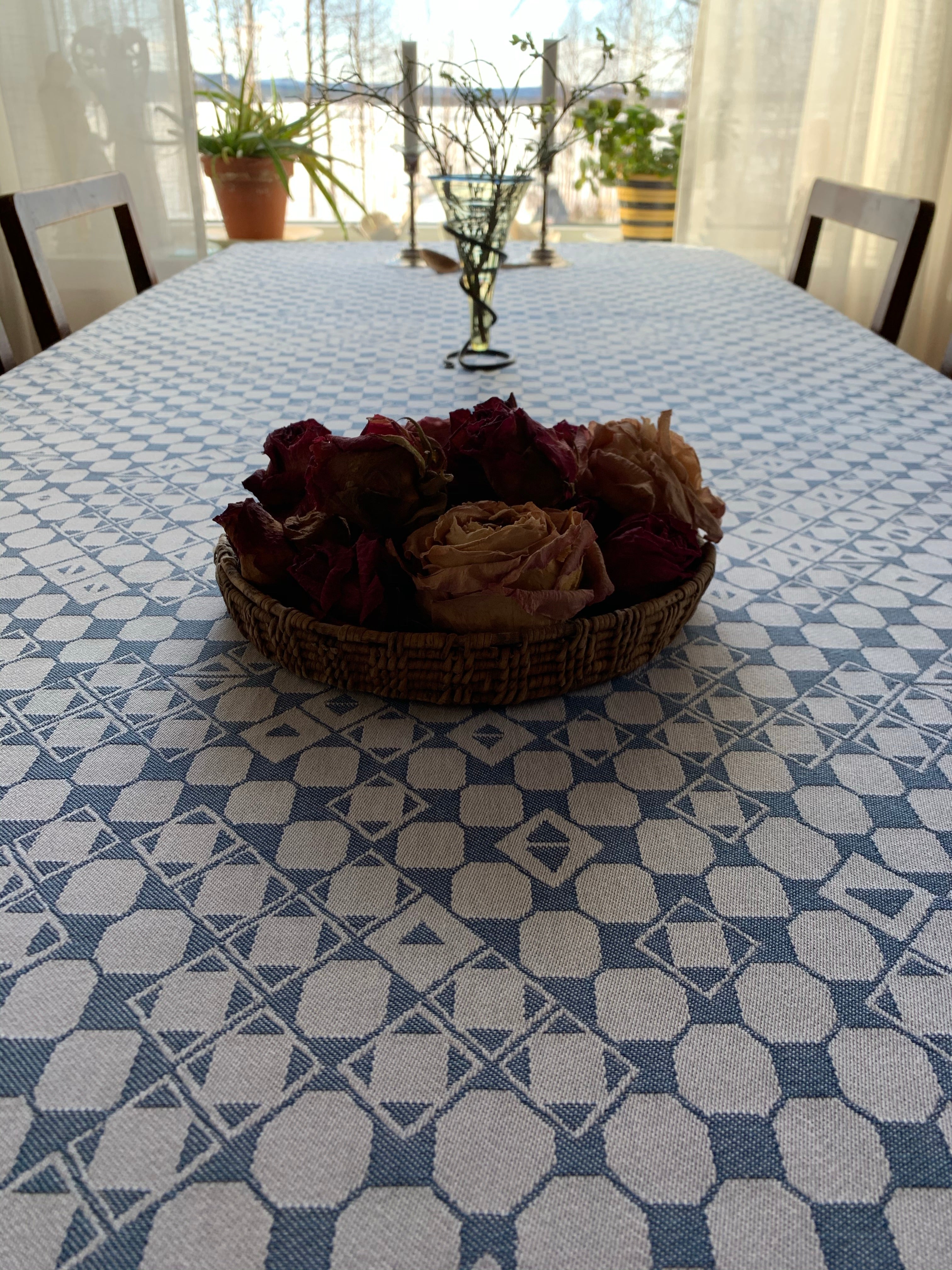 En bordsduk 150x250 cm en unik produkt från oss Risfjells Sameslöjd. Bordsduken här i blått har ett unikt sydsamiskt mönster som finns på en gammal väska (Daaskoe)som bars av sista nåjden från Marsfjäll i Vilhelmina. Sameslöjdare Sven-Åke Risfjell hittade väskan i museigömmorna 1999 och har sedan dess återbördat mönstren som fanns ingraverade på väskan i sin egen slöjd. 