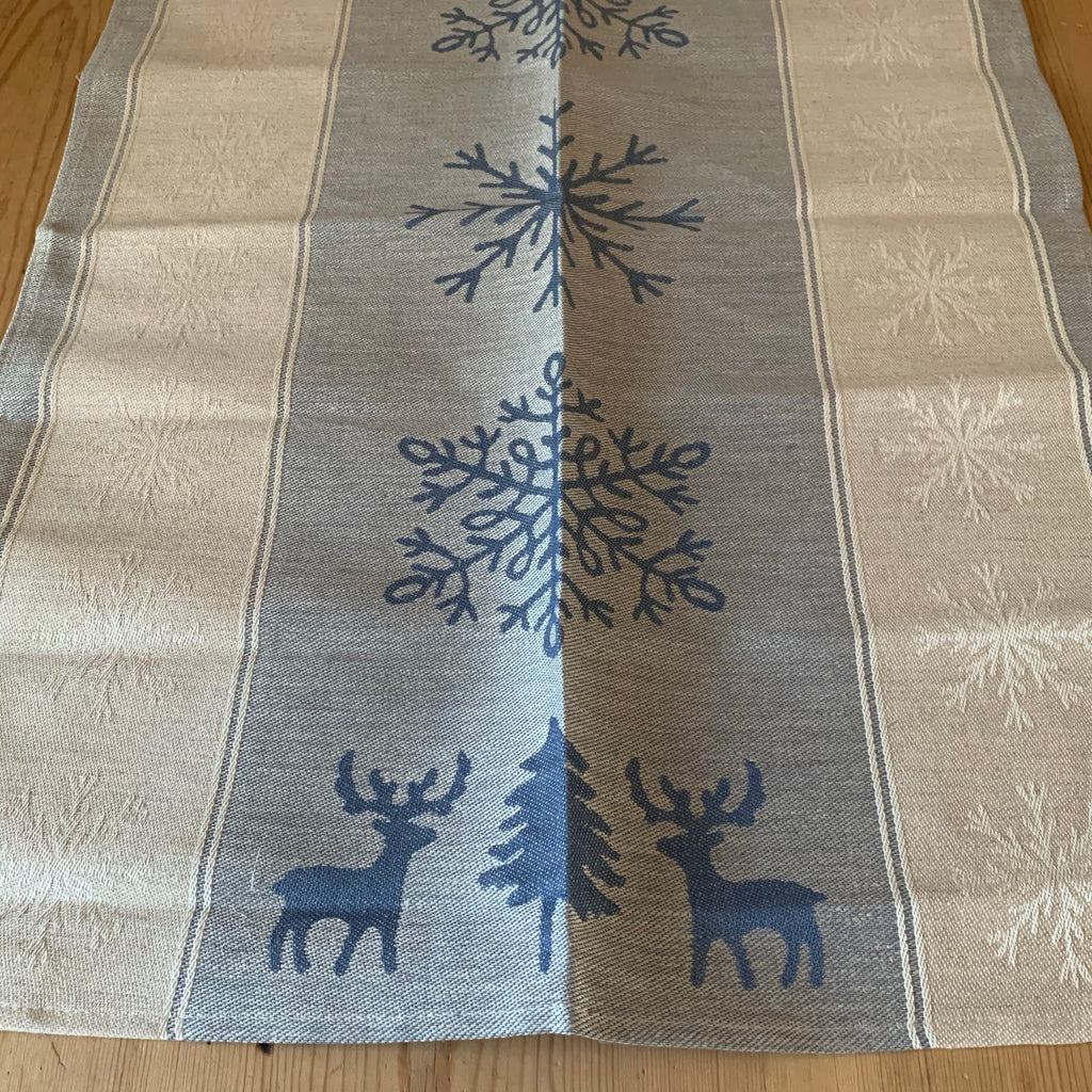 Från vår present och hemslöjdsavdelning. Handduk i lin och bomull med vackert vintermotiv snöstjärnor och renar i blått och vitt. Längd 70 cm och bredd 47 cm.