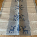 Från vår present och hemslöjdsavdelning. Handduk i lin och bomull med vackert vintermotiv snöstjärnor och renar i blått och vitt. Längd 70 cm och bredd 47 cm.