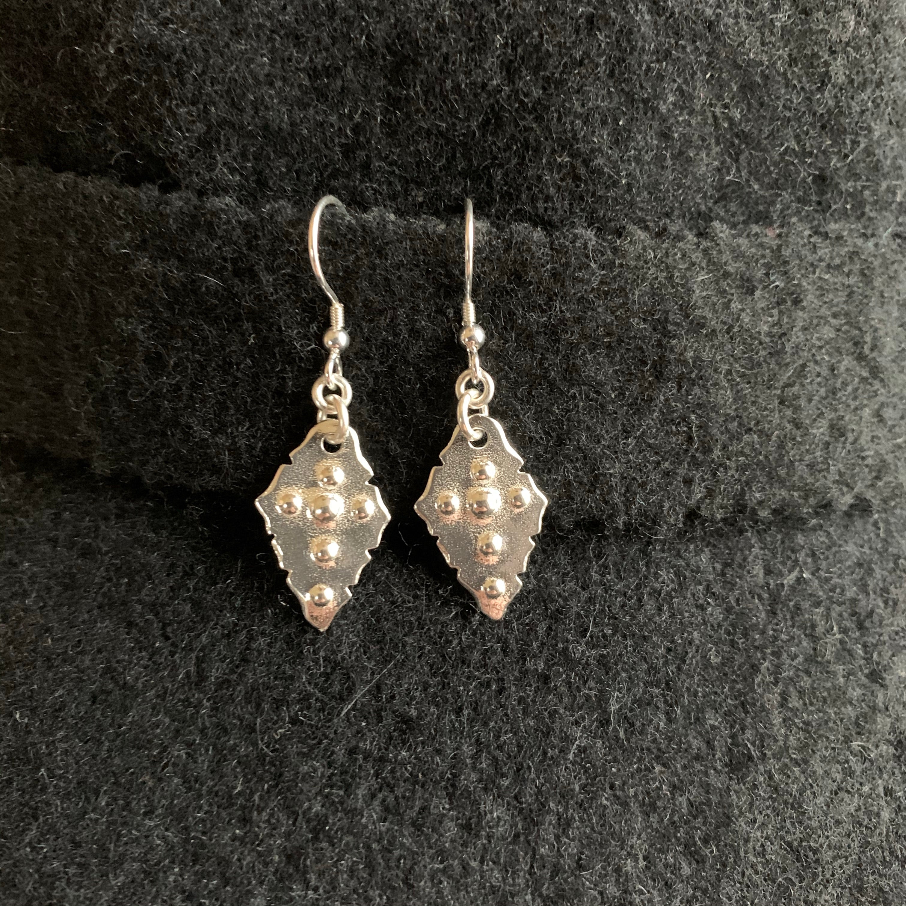 Örhänge Punsat löv i silver