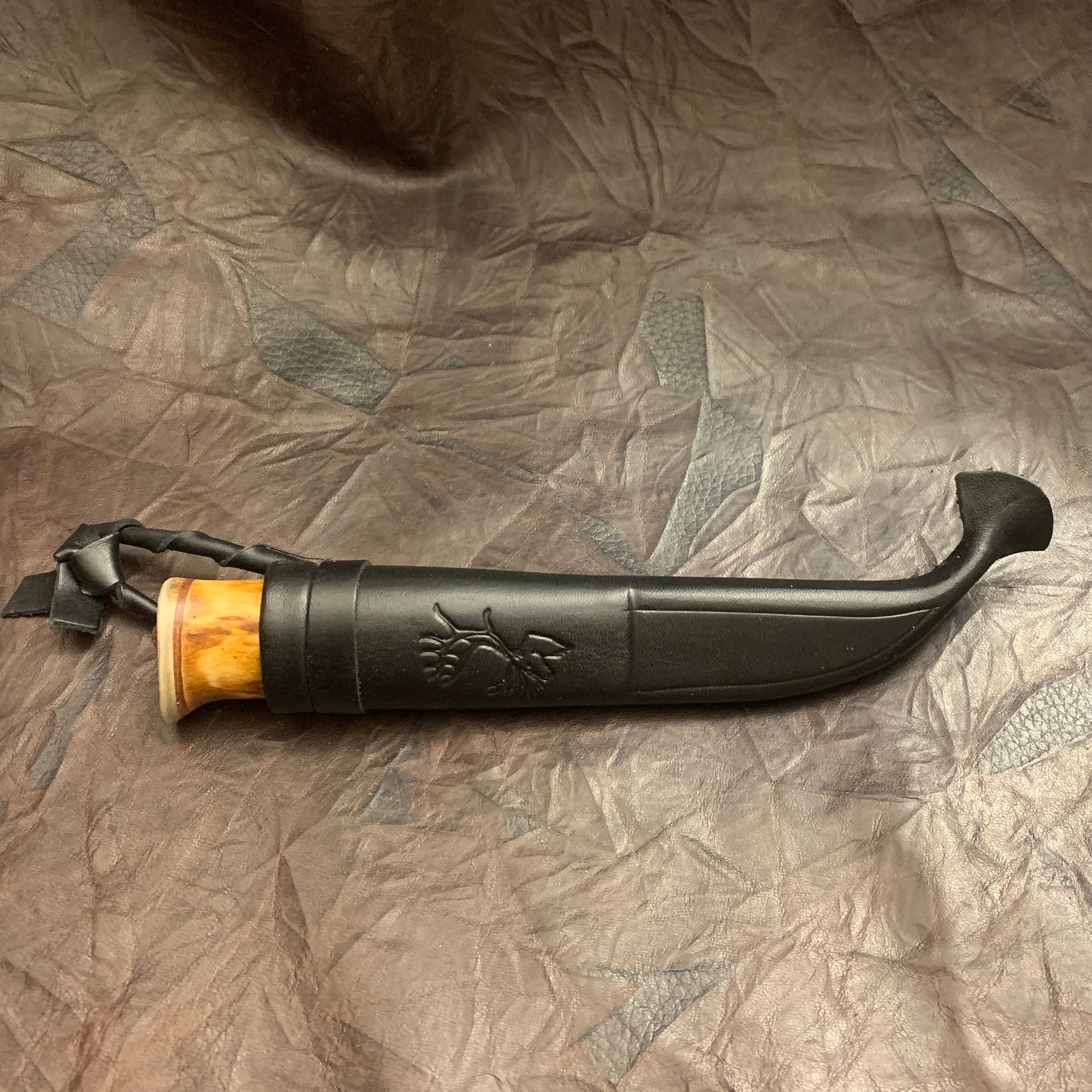 Jakt och fiskekniv i masurbjörk med nitad horntopp och svart läderslida