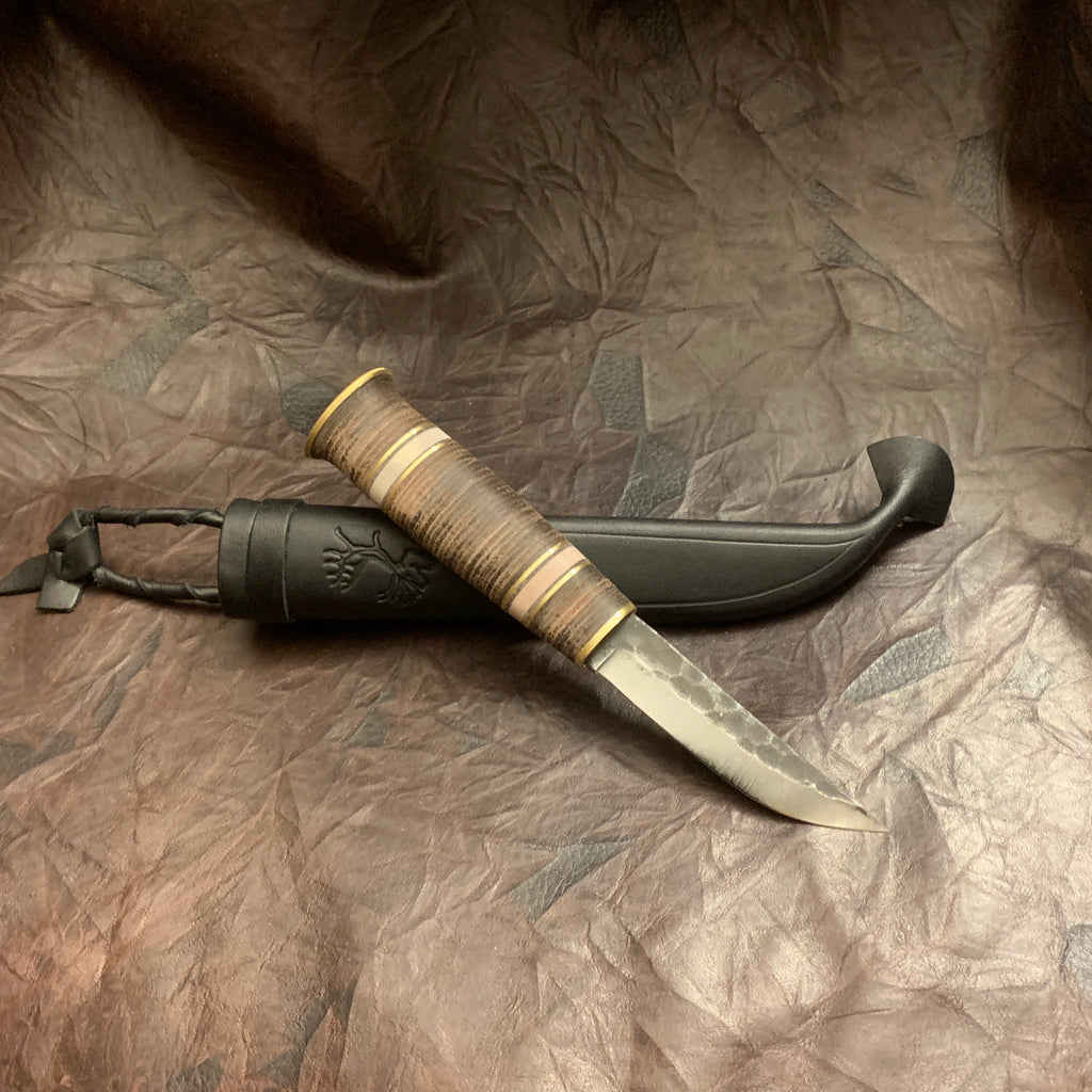 Jakt och fiskekniv  läder och horn med hamrat blad