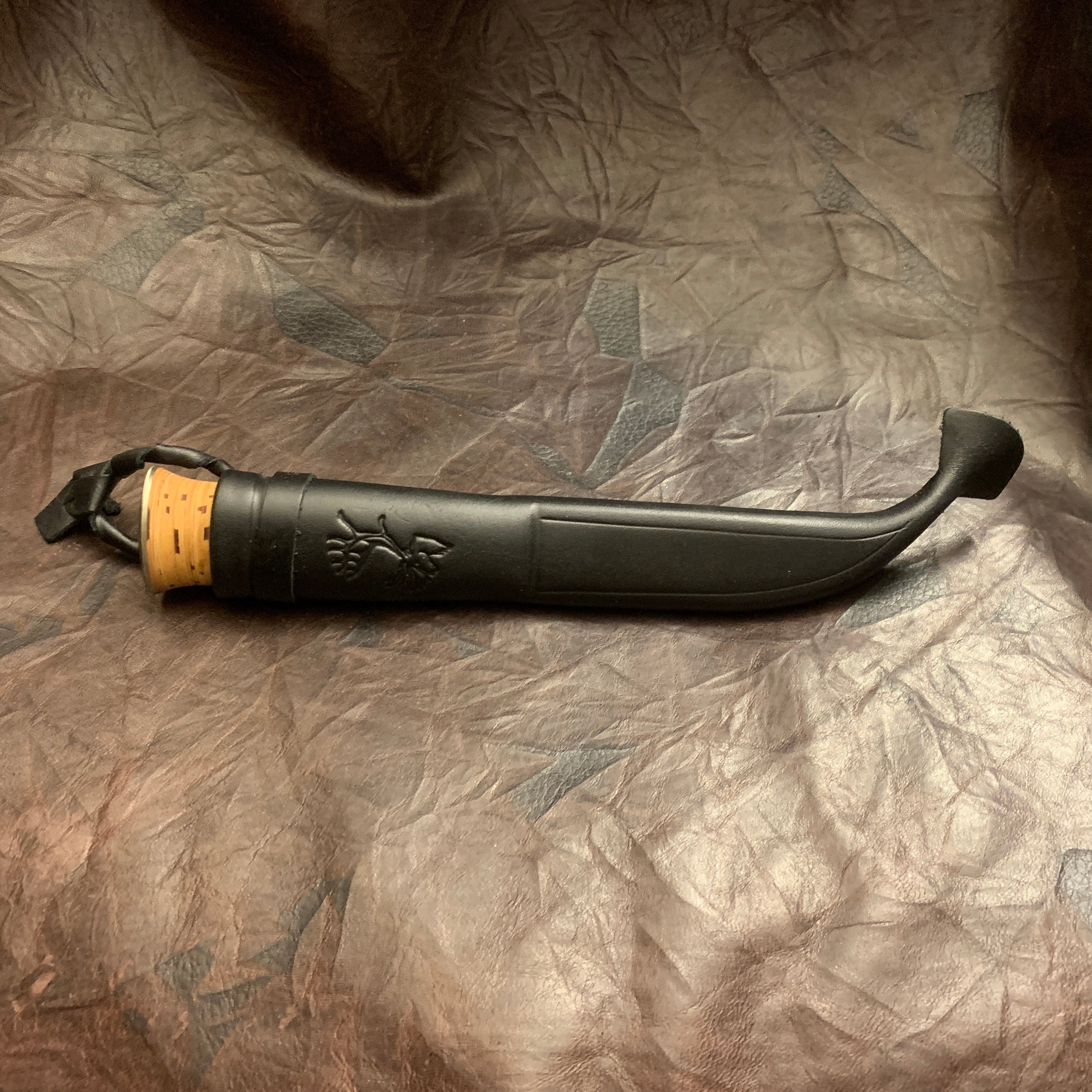 Jakt och fiskekniv i näver och mässing med hamrat blad