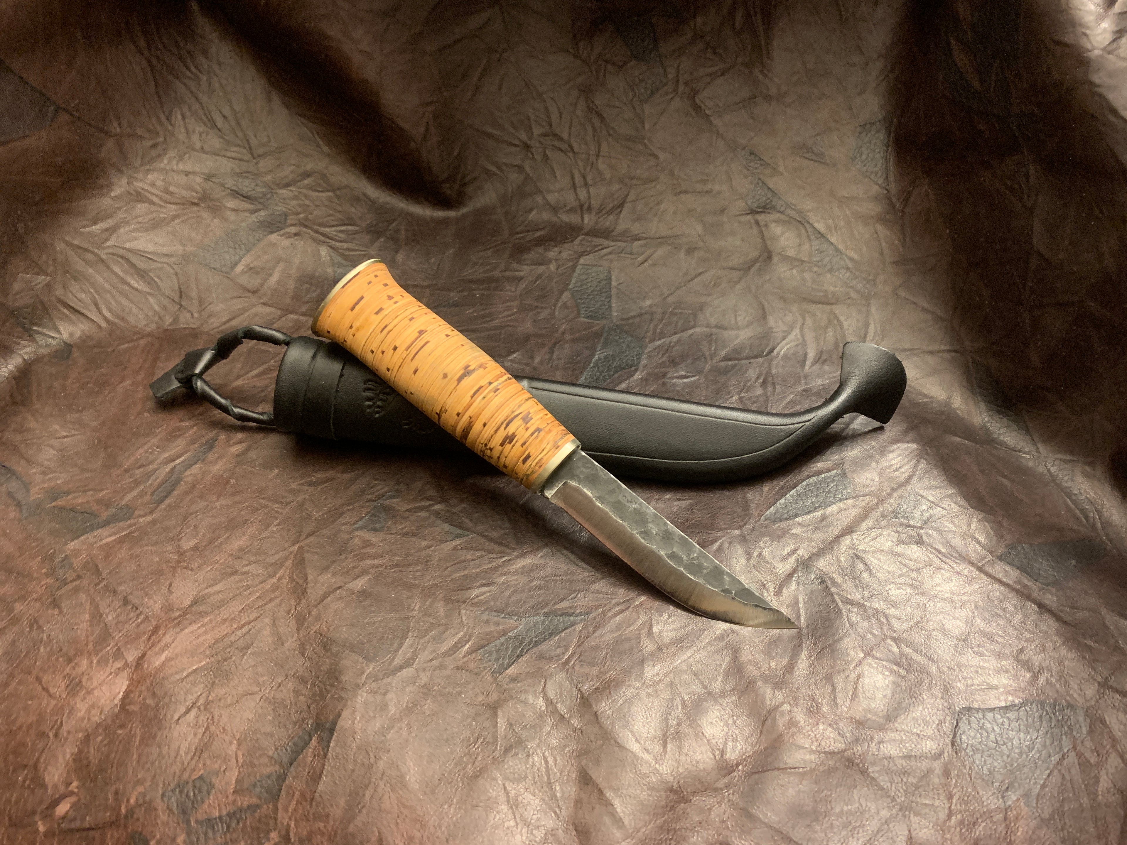 Jakt och fiskekniv i näver och mässing med hamrat blad