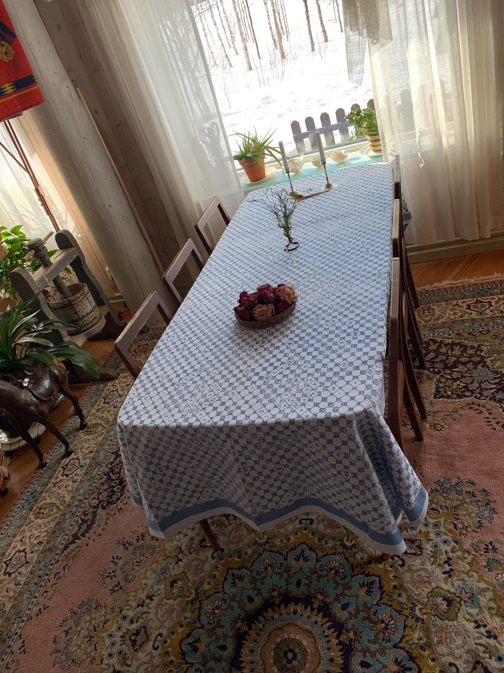 En bordsduk 150x250 cm en unik produkt från oss Risfjells Sameslöjd. Bordsduken här i blått har ett unikt sydsamiskt mönster som finns på en gammal väska (Daaskoe)som bars av sista nåjden från Marsfjäll i Vilhelmina. Sameslöjdare Sven-Åke Risfjell hittade väskan i museigömmorna 1999 och har sedan dess återbördat mönstren som fanns ingraverade på väskan i sin egen slöjd. 