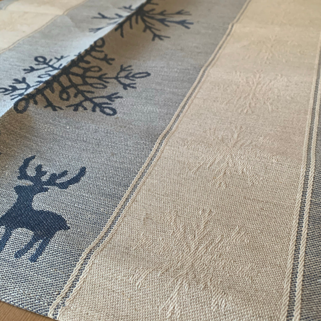 Från vår present och hemslöjdsavdelning. Handduk i lin och bomull med vackert vintermotiv snöstjärnor och renar i blått och vitt. Längd 70 cm och bredd 47 cm.