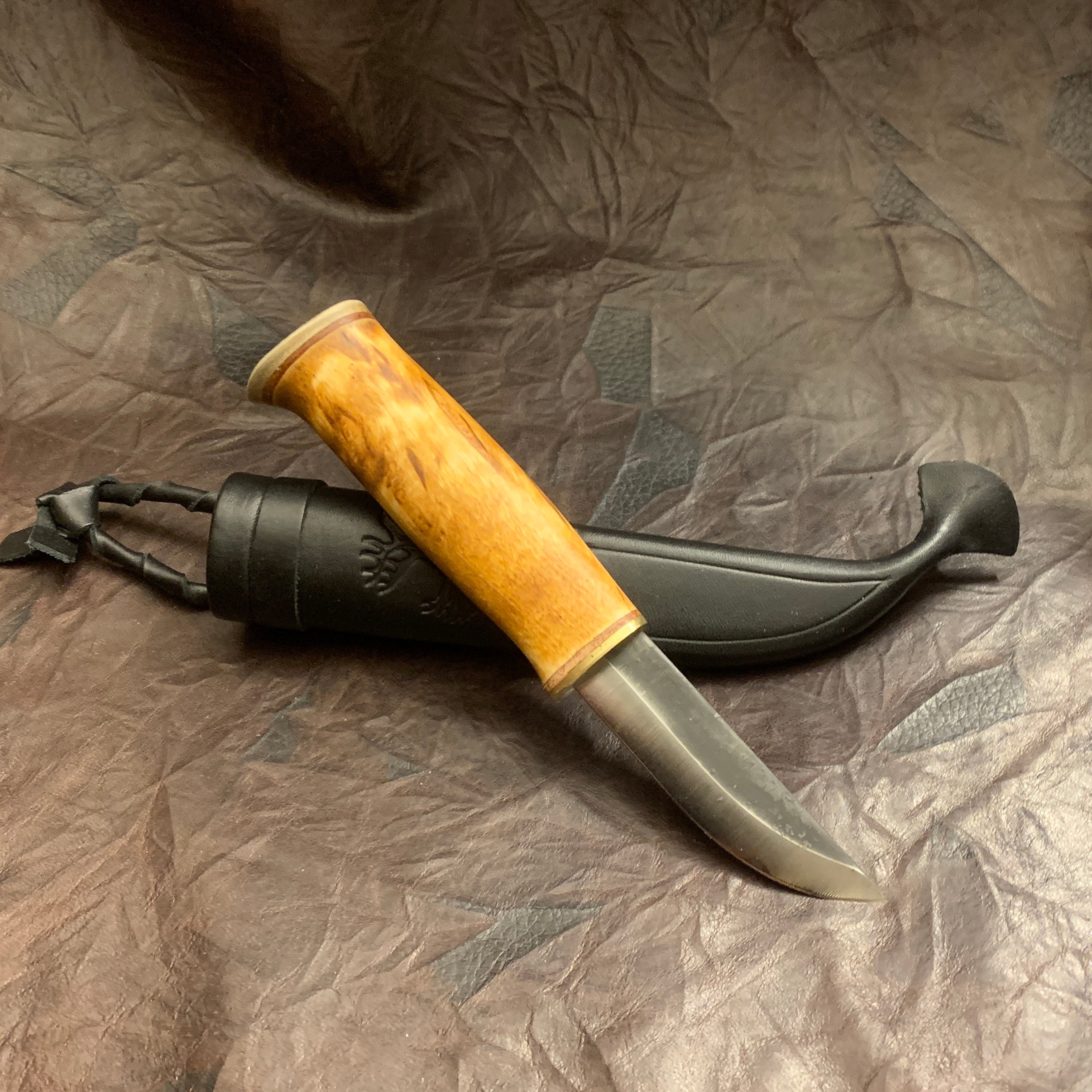 Jakt och fiskekniv i masurbjörk med nitad horntopp och svart läderslida