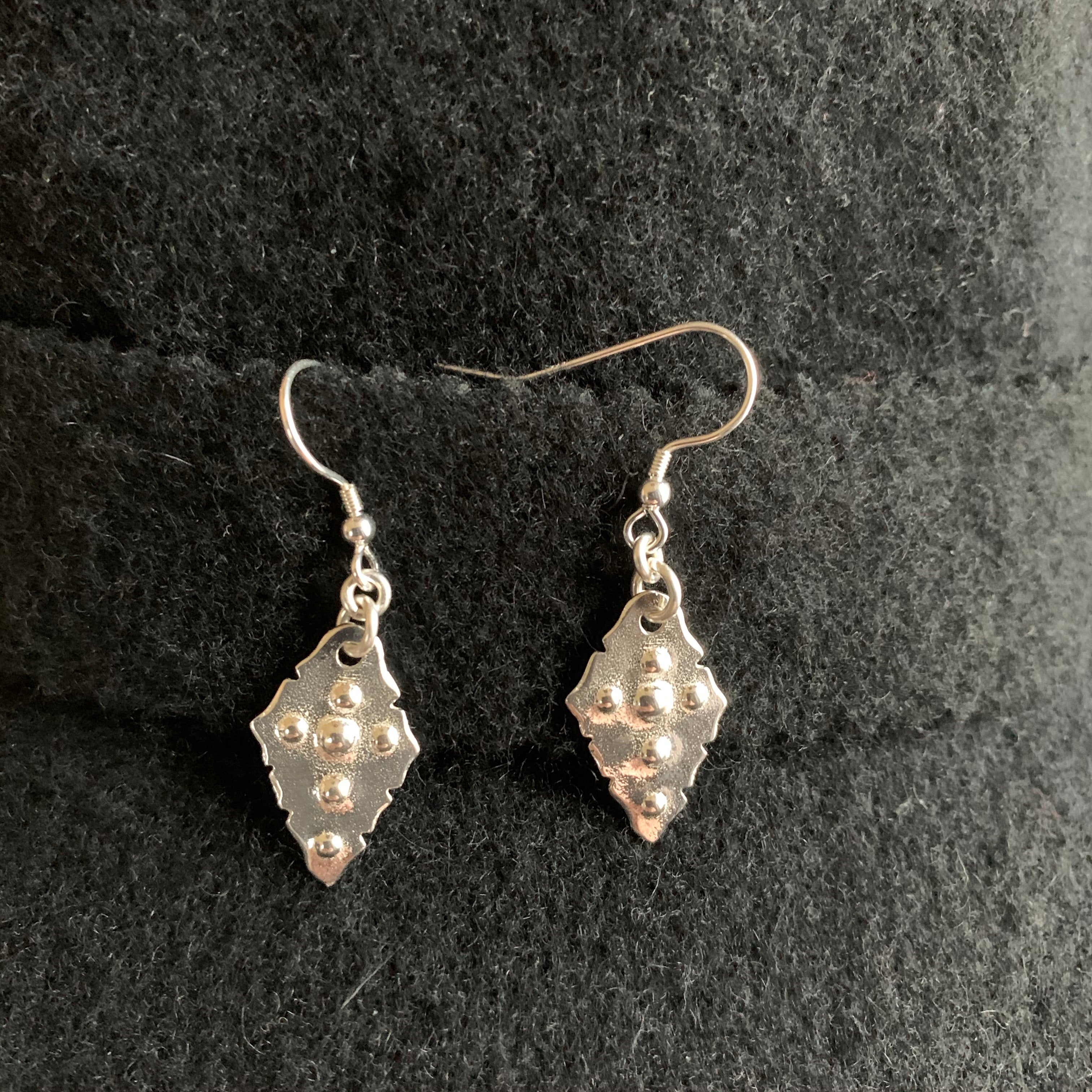 Örhänge Punsat löv i silver