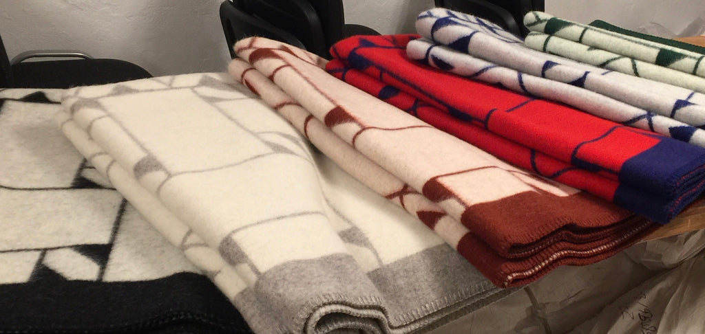 Pläd i ull. En unikt designad pläd av sameslöjdarna Doris och Sven-Åke Risfjell Vilhelmina Risfjells sameslöjd. Det gamla Nåjdmönstret från Marsfjäll återbördat i slöjden igen av Sven-Åke Risfjell och i textil produktion av Doris Risfjell. Här i alla de olika färgställningarnafärgställning.