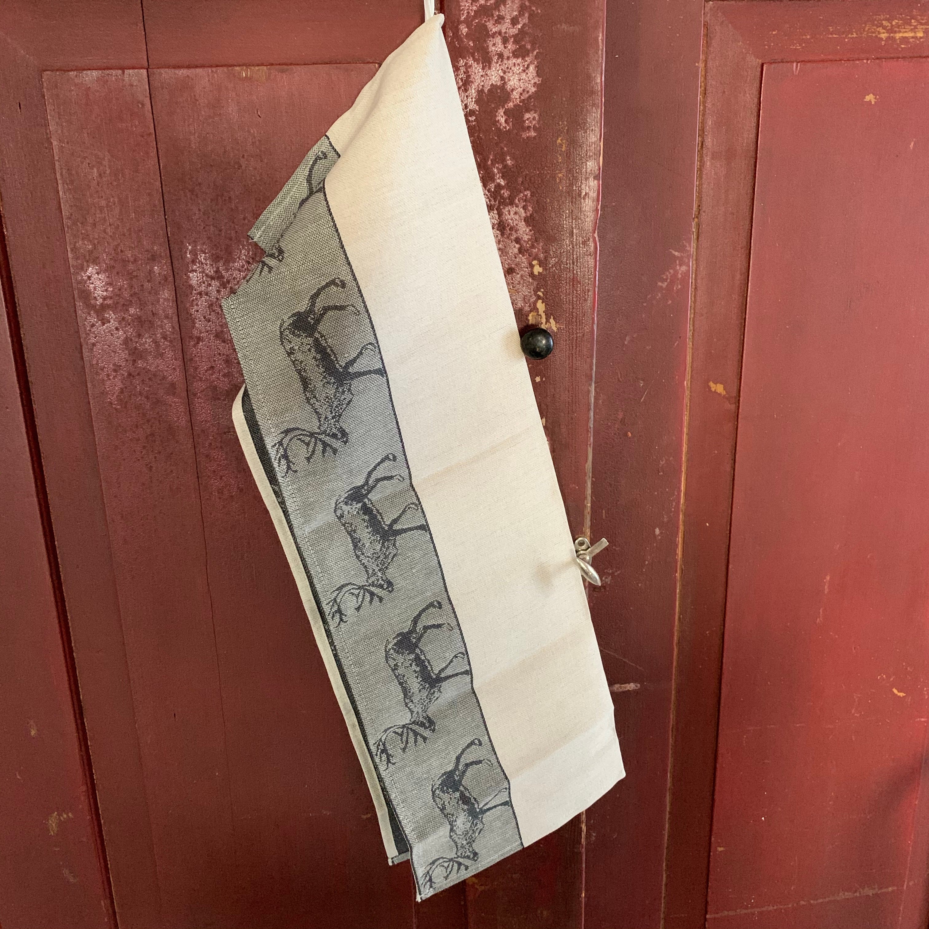 Från vår present och hemslöjdsavdelning Handduk i lin och bomull med linfärg i mitten och bårder i rött eller svart med invävda motiv av ren. Längd 70 cm. Bredd 47 cm.Här i svart.