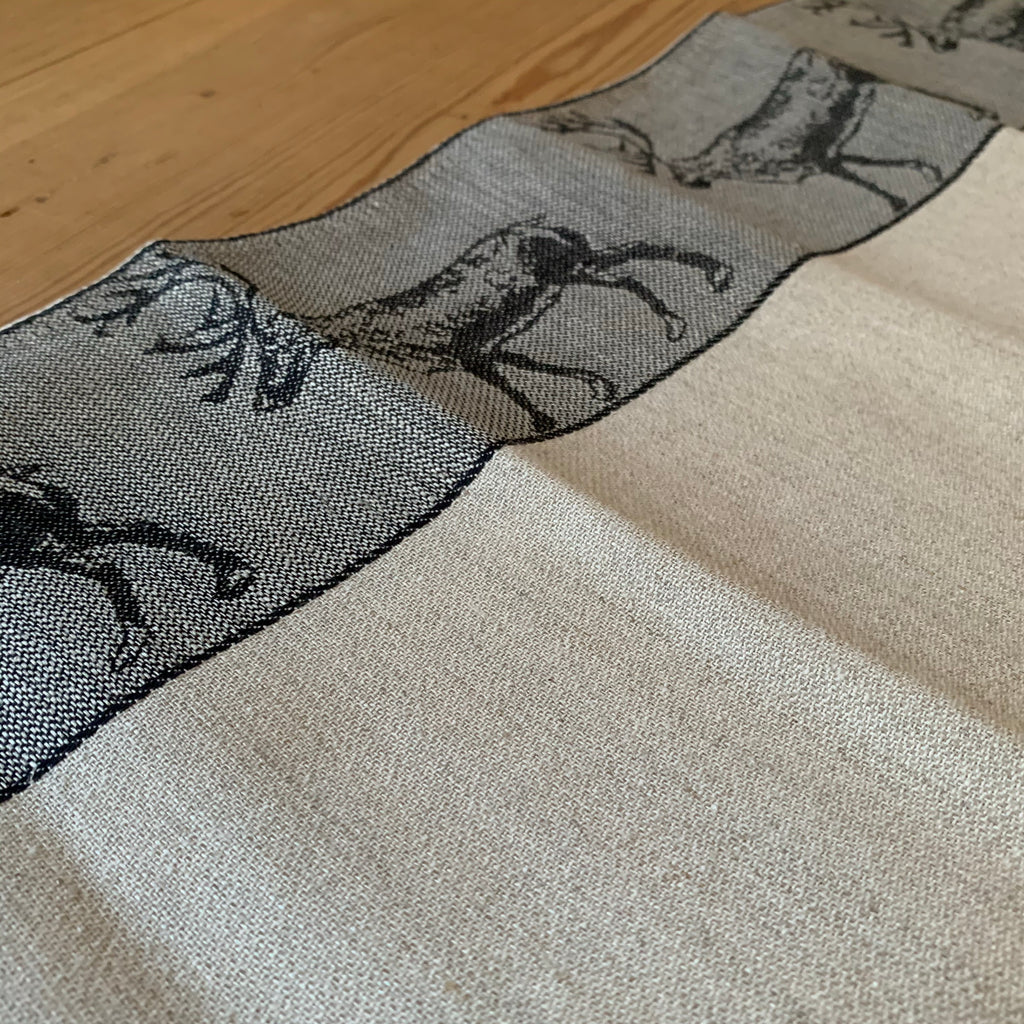 Från vår present och hemslöjdsavdelning Handduk i lin och bomull med linfärg i mitten och bårder i rött eller svart med invävda motiv av ren. Längd 70 cm. Bredd 47 cm. Här i svart.