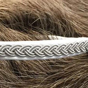 Tenntrådsarmband Trefläta vit av Doris Risfjell